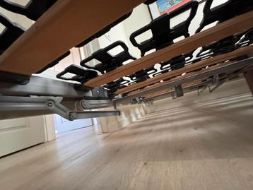 Bedframe met lattenbodem en topper (gratis af te halen)