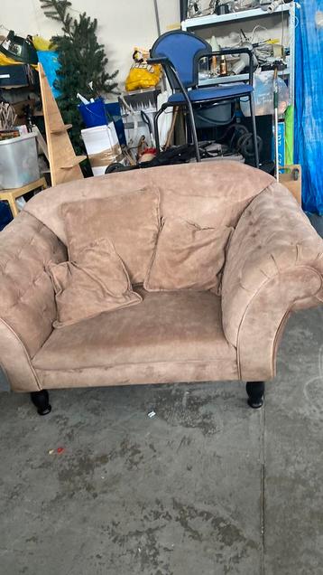 Gratis love seat