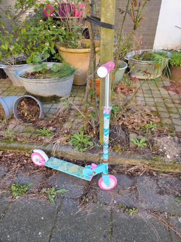 Kinderstep met achterwielprobleem en roestplekken