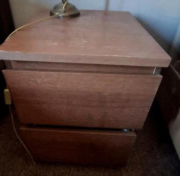 Twee nachtkastjes met lampen.