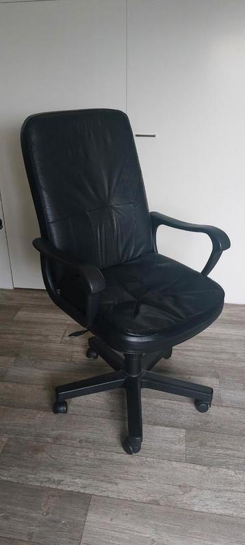 Zwarte kunstlederen bureaustoel