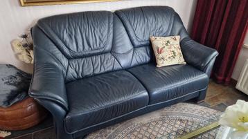 Gratis ophalen, lederen 2,5 zits bank met kersenhouten poot