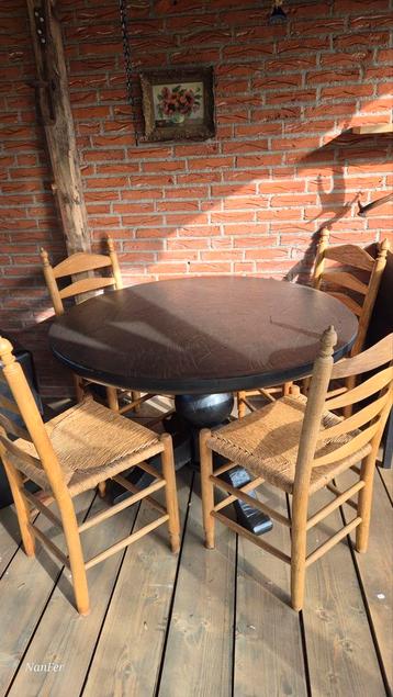 Robuuste ronde eettafel met 4 rieten stoelen