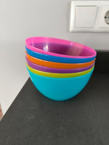 Gratis plastic gekleurde bakjes