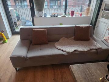 Grijze bank met vlekken, inclusief kleedje en kussens