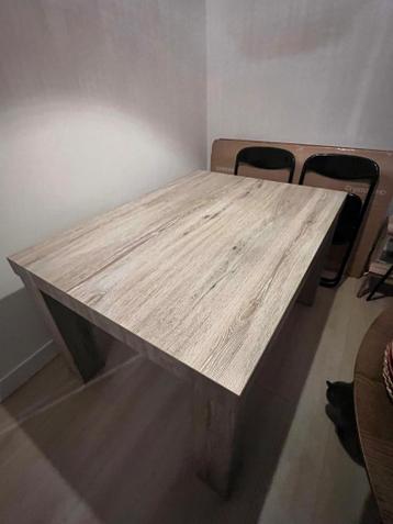 Robuuste eettafel met houtlook