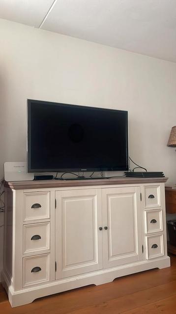 Mooie brocante witte en ruime tvmeubel
