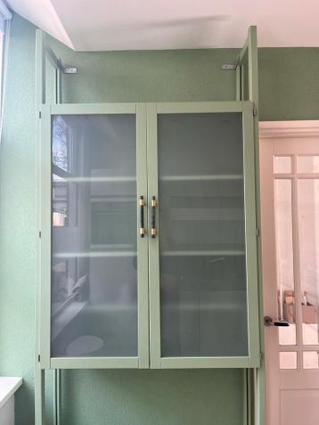 Lundia kast 30 diep met melkglazen deurtjes 250 hoog