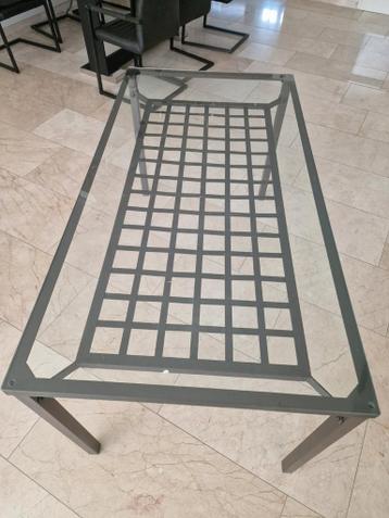 Gratis: Duurzame tafel met metalen frame en glazen blad
