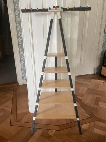 Leuke kinderkapstok met schoenenplankjes