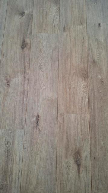 Gratis laminaatvloer (ruim 60m2) in goede staat