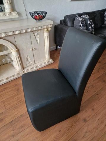 6 zwarte eetkamer stoelen met wieltjes.  GRATIS