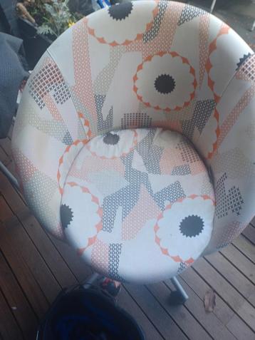 Comfortabele draaibare stoel met vrolijk patroon