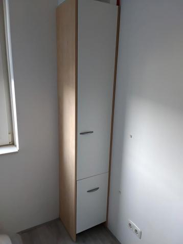 Smalle kast licht hout met witte deurtjes (H194 B120 D42)