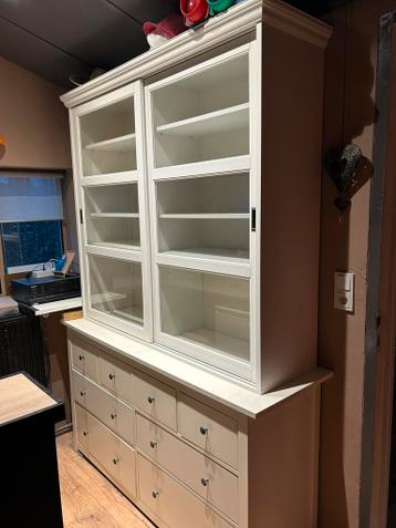 Vitrinekast (niet de ladekast eronder)