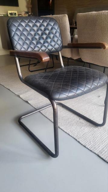 Gratis stoel van leer en staal