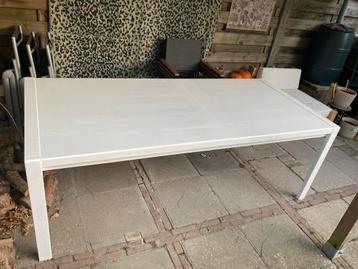 Houten tafel in grondverf