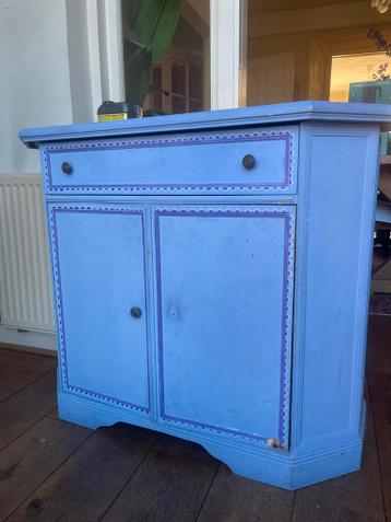 Paars kastje voor in de gang