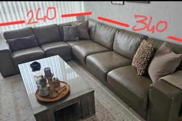 Gratis Hoekbank kleur en salontafel met glasplaat