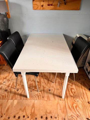 Uitschuifbare witte eettafel met 3 lederen stoelen