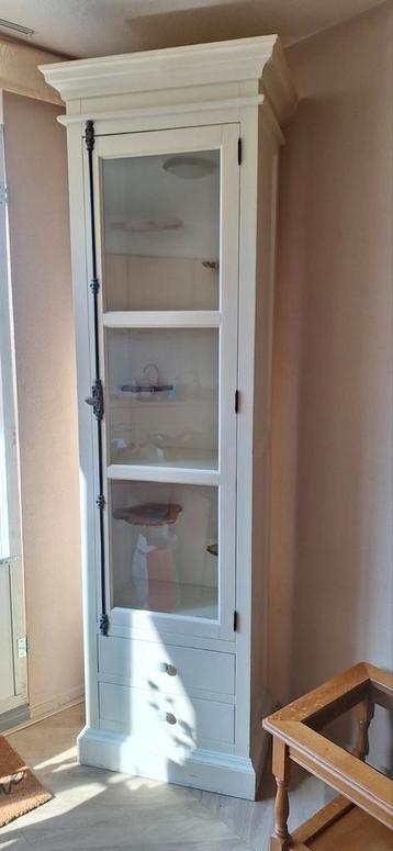 Gratis landelijke kast met verlichting op afstandsbediening.