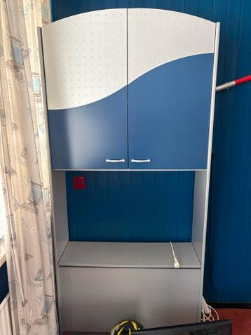 2 blauwe kasten: TV-kast en kledingkast (deuren los)