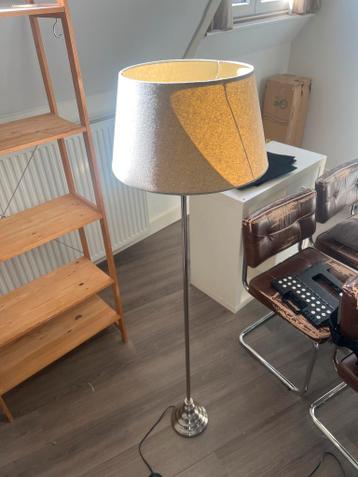 Stijlvolle staande lamp met stoffen kap