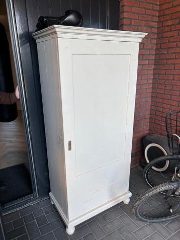 GRATIS Vintage Kast - Wit geverfd met houten binnenkant