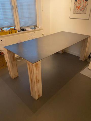 Eettafel met gewalst stalen blad en white wash poten