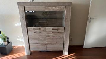 Vitrinekast licht eiken gratis af te halen