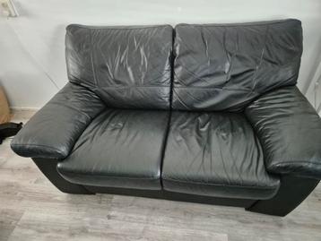 Comfortabele zwarte leren tweezitsbank met karakter
