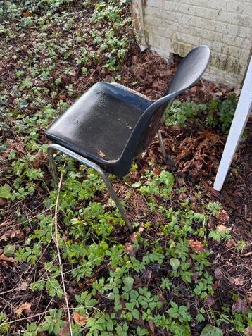 Gratis af te halen: Zwarte stoel met metalen poten