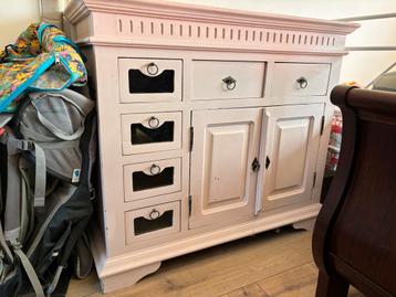 Gratis roze krijtgeverfd kastje