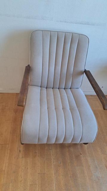 Comfortabele gebruikte stoel met houten armleuningen