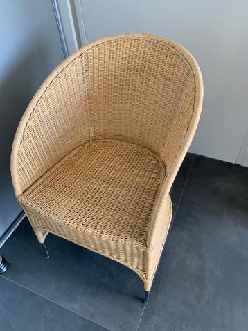 Kunst rieten stoeltje met metalen poten (GRATIS)