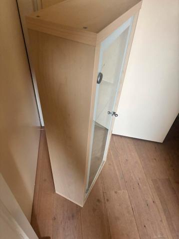 Medicijnkastje met glazen planken en twee wasmand