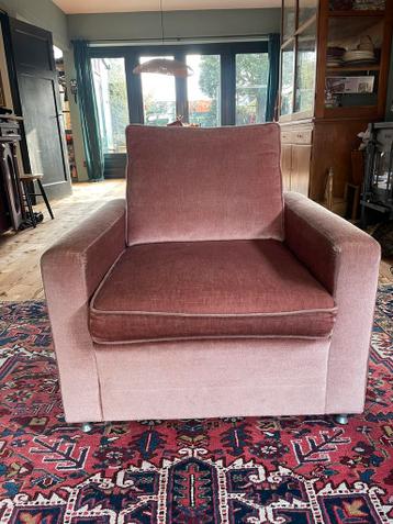 Oud roze fluwelen stoel GRATIS