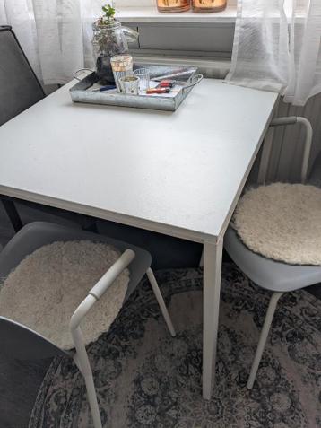 Kleine eethoek, tafel 80x80 en 2stoelen gratis