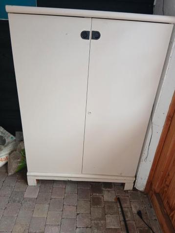 Praktische legkast met twee deuren en planken