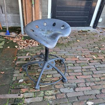Verstelbare industriële kruk met tractorzitting