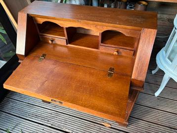 Compacte secretaire met 3 lades en uitklapbaar blad