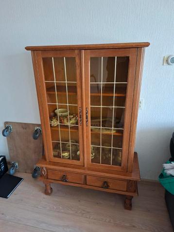 Kastje met glazen deuren en lades