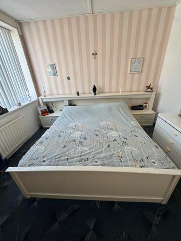 Tweepersoonsbed 160x200 met nachtkastjes en kaptafel