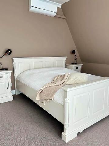 GRATIS - Houten ledikant 2-pers bed 180x210 & nachtkastjes