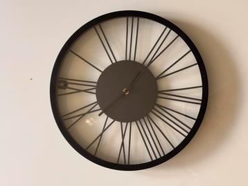 Moderne metalen wandklok met Romeinse cijfers