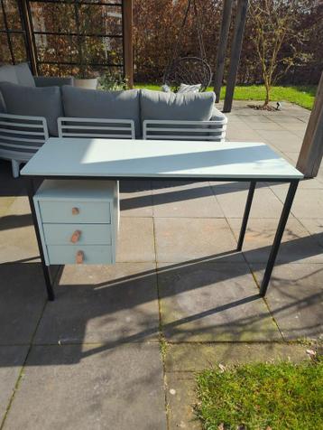 Lichtgewicht bureau, gratis af te halen (verfbeurt nodig)