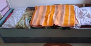 Houten eenpersoonsbed met lades en lattenbodem