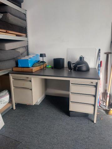 Gratis af te halen: metalen bureau (Philips meubel)