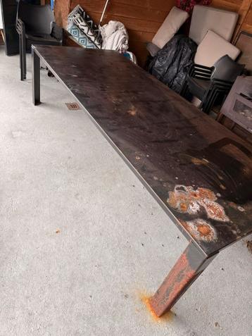 Gratis af te halen: Lange metalen tafel (2.88m)