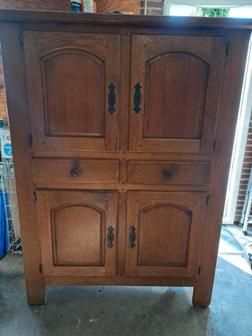 Eiken 4-deurs buffetkast met 2 laden. Compleet met sleutels.